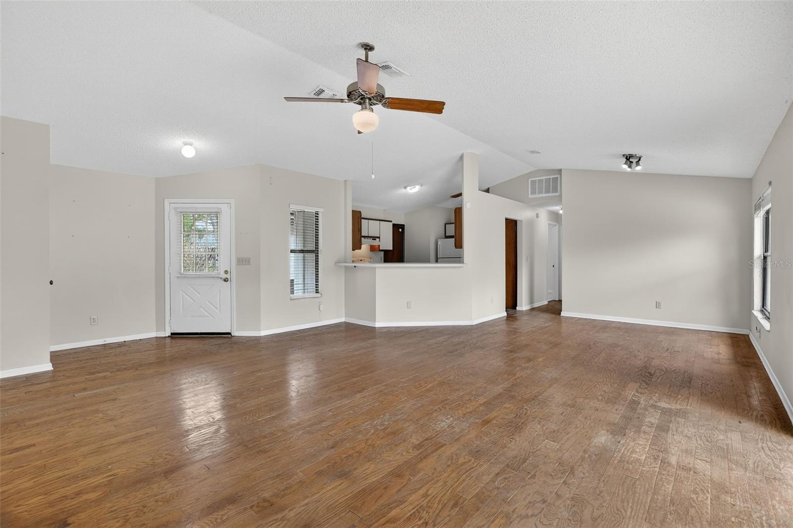 Image 11 of 39 For 9823 Balmoral Circle