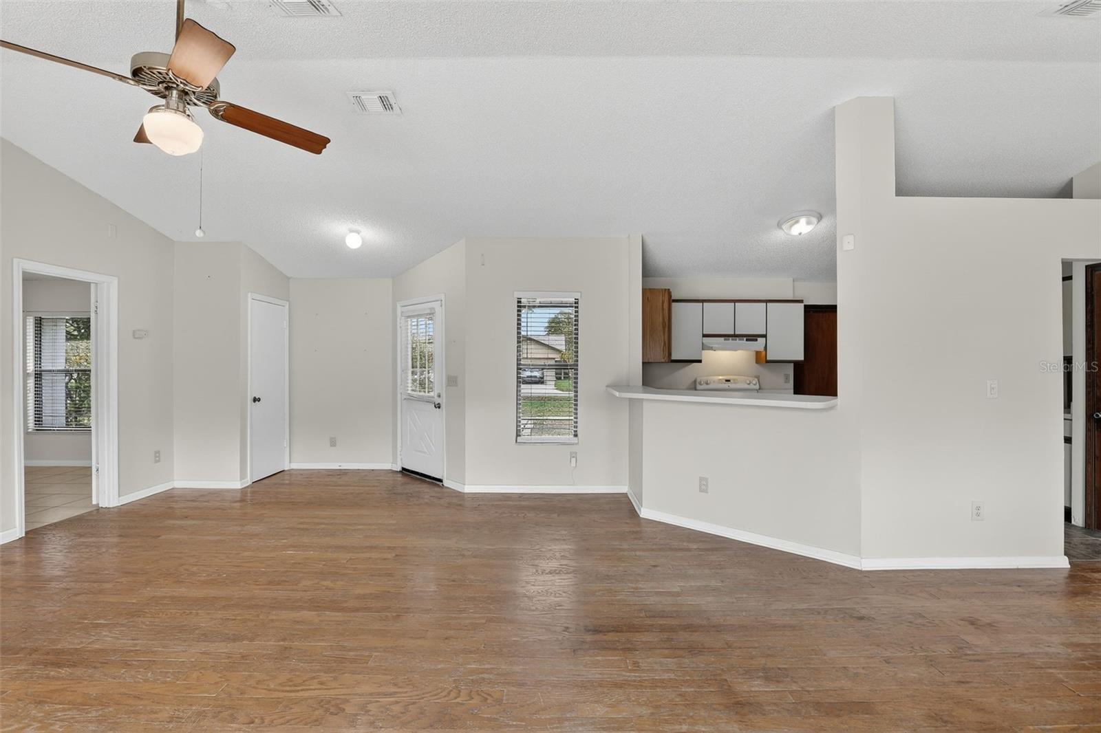 Image 14 of 39 For 9823 Balmoral Circle