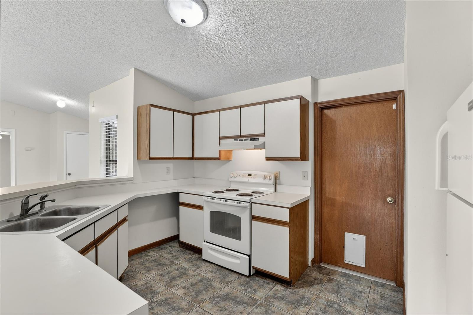 Image 15 of 39 For 9823 Balmoral Circle