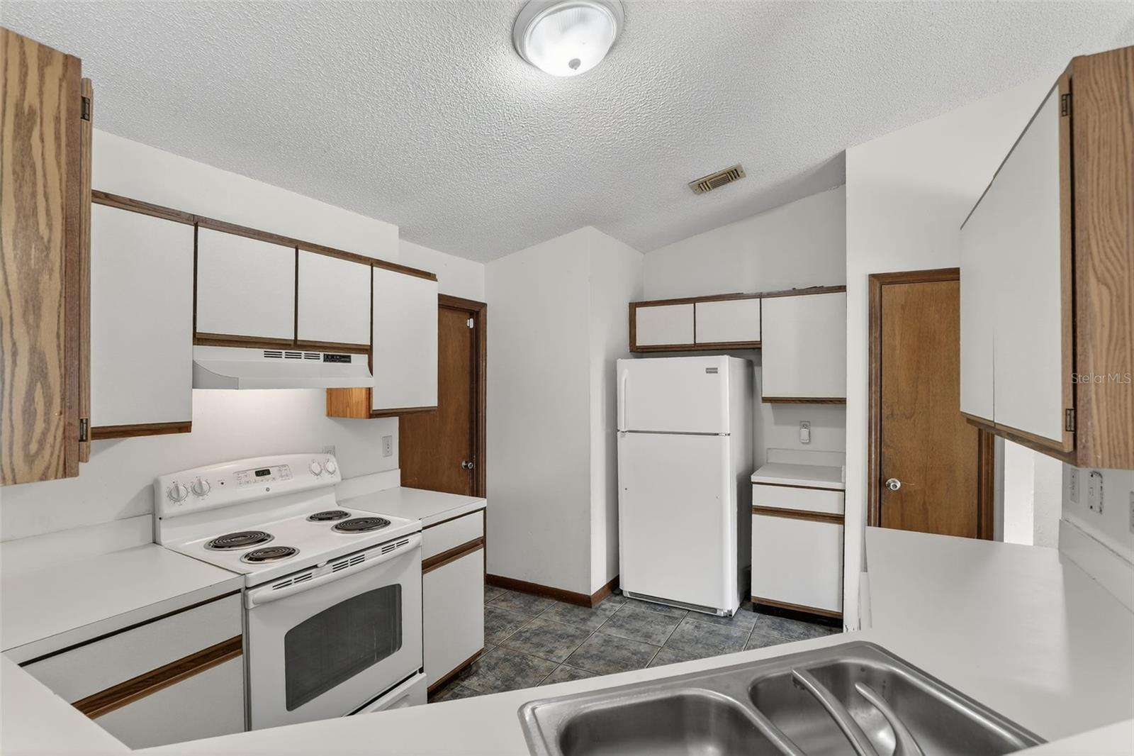 Image 16 of 39 For 9823 Balmoral Circle