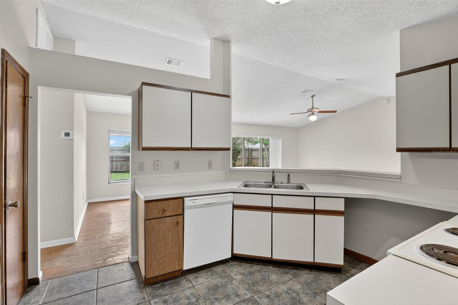 Image 17 of 39 For 9823 Balmoral Circle