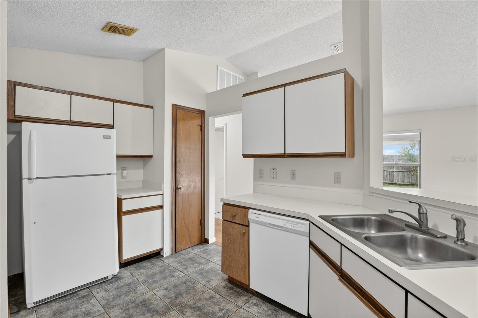 Image 18 of 39 For 9823 Balmoral Circle