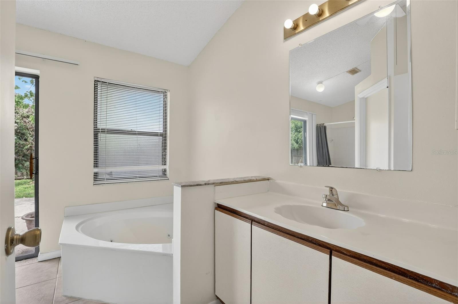 Image 22 of 39 For 9823 Balmoral Circle