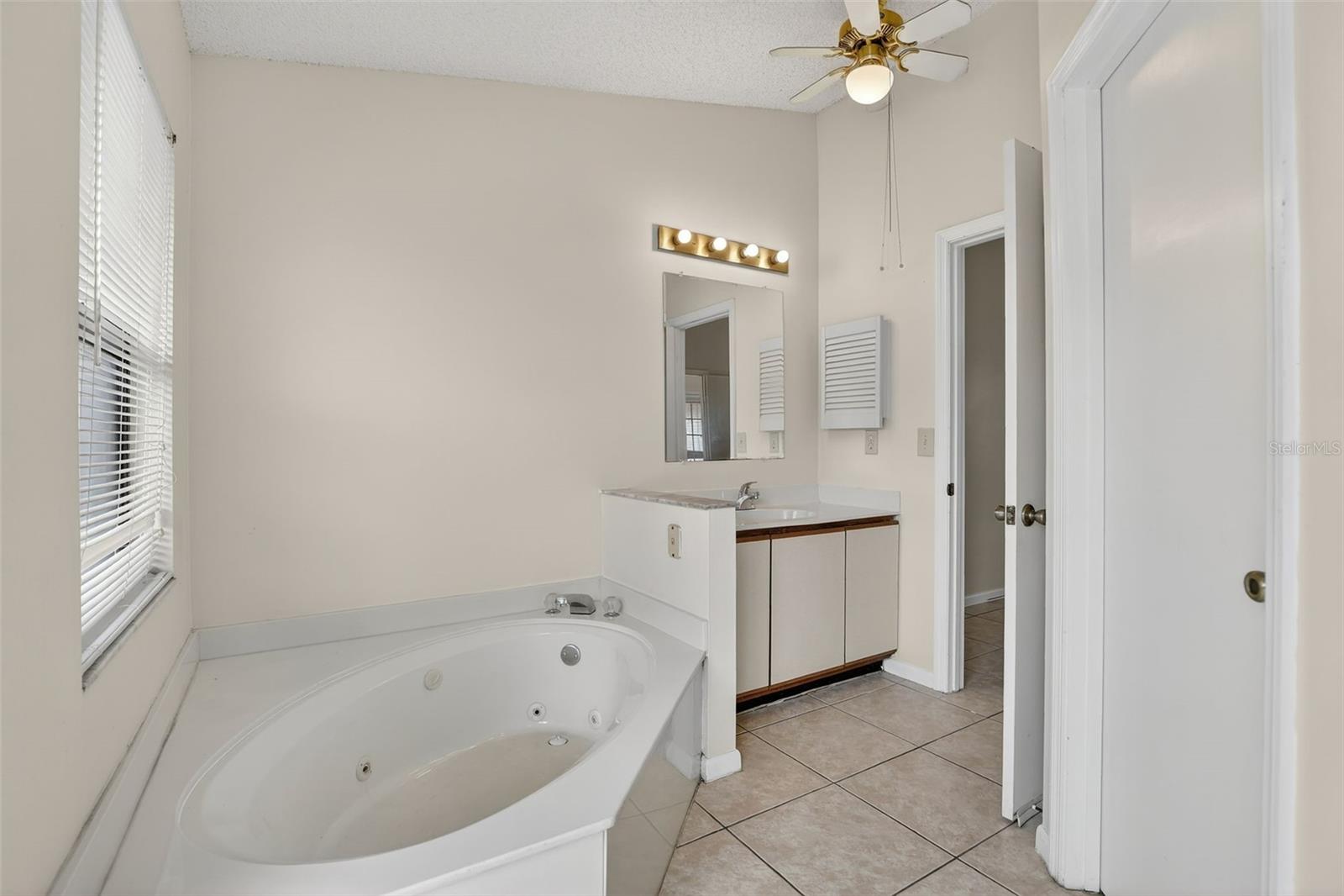 Image 23 of 39 For 9823 Balmoral Circle