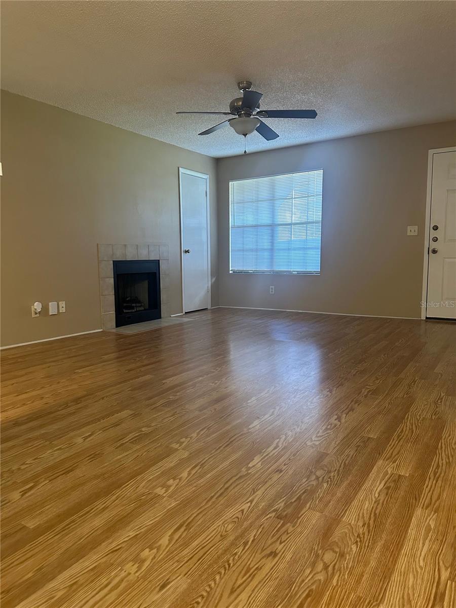 Image 8 of 14 For 355 Lakepointe Drive 204