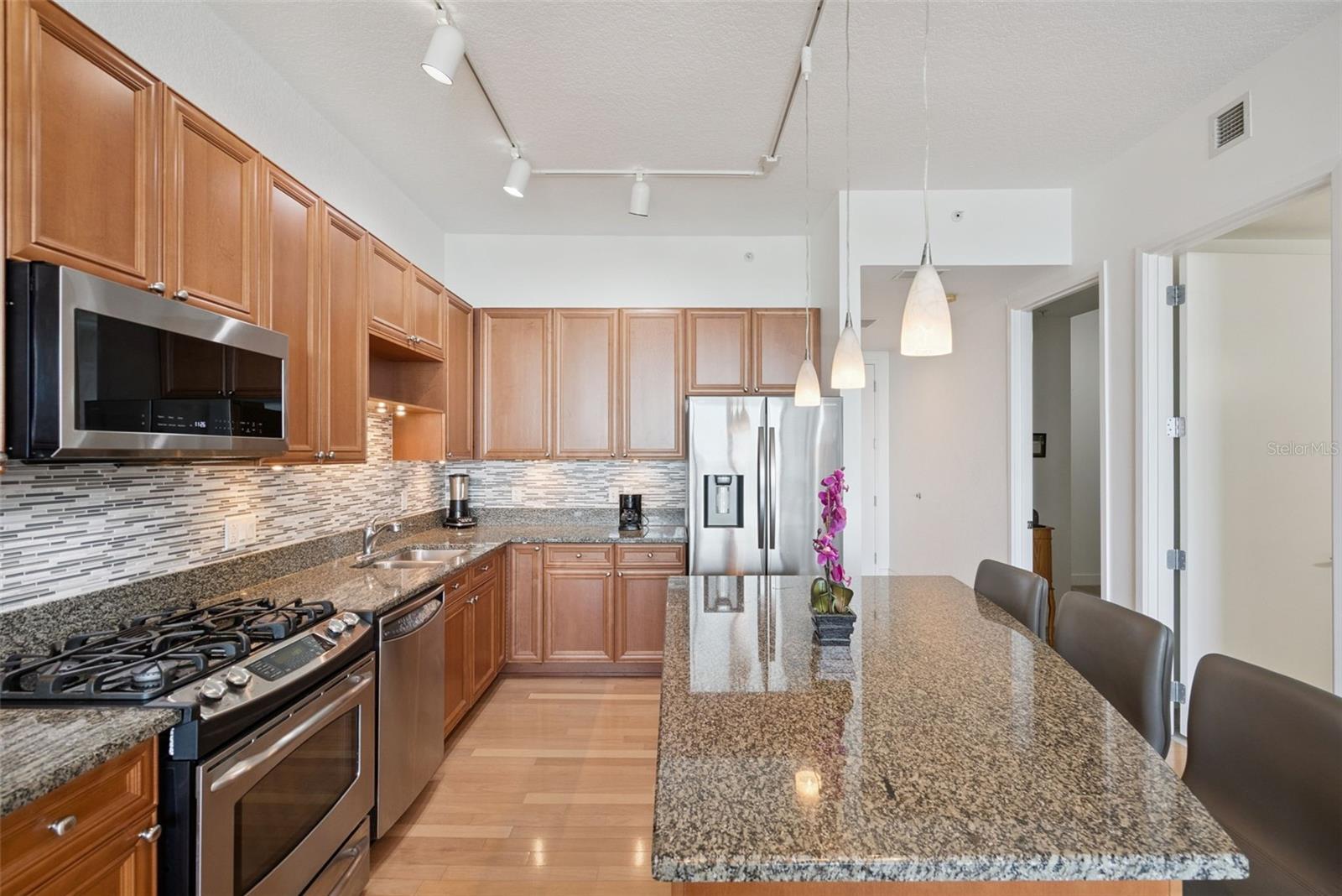 Image 14 of 77 For 150 Robinson Street 2709