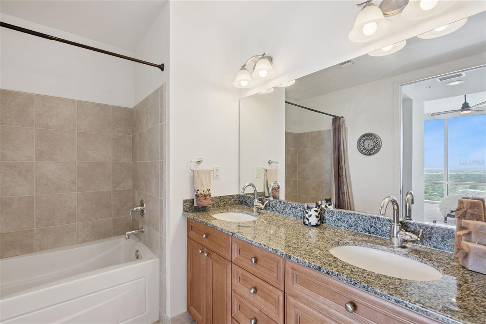 Image 24 of 77 For 150 Robinson Street 2709