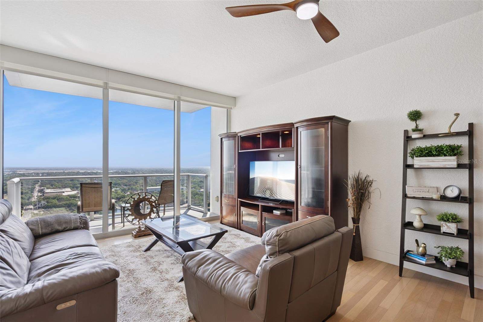 Image 9 of 77 For 150 Robinson Street 2709