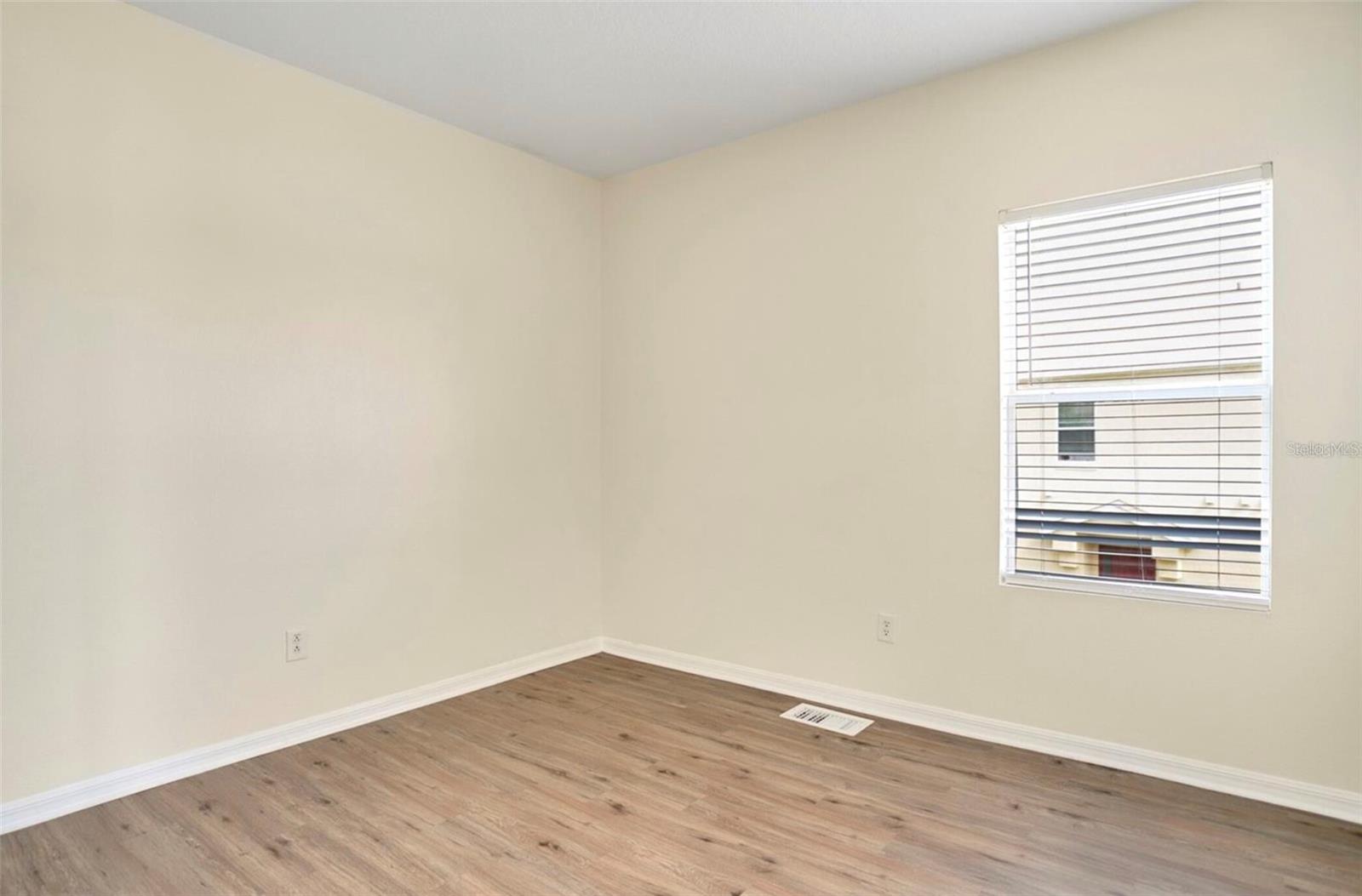 Image 14 of 30 For 1604 Scarlet Oak Loop 63b