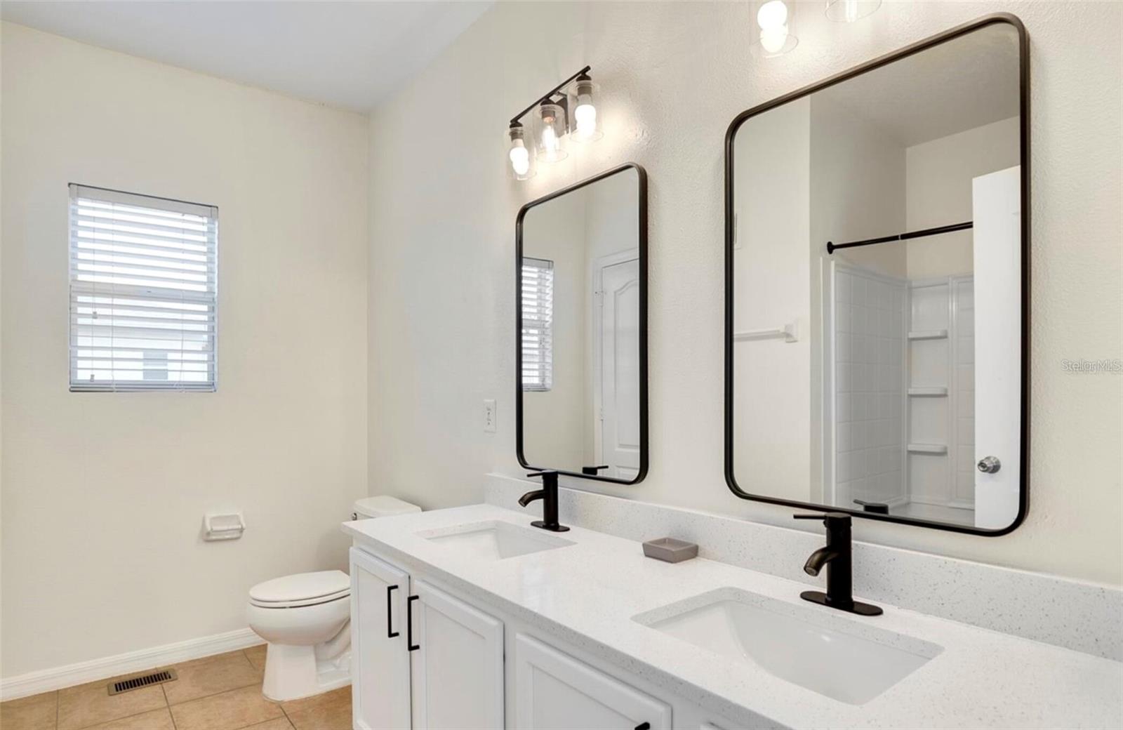 Image 20 of 30 For 1604 Scarlet Oak Loop 63b