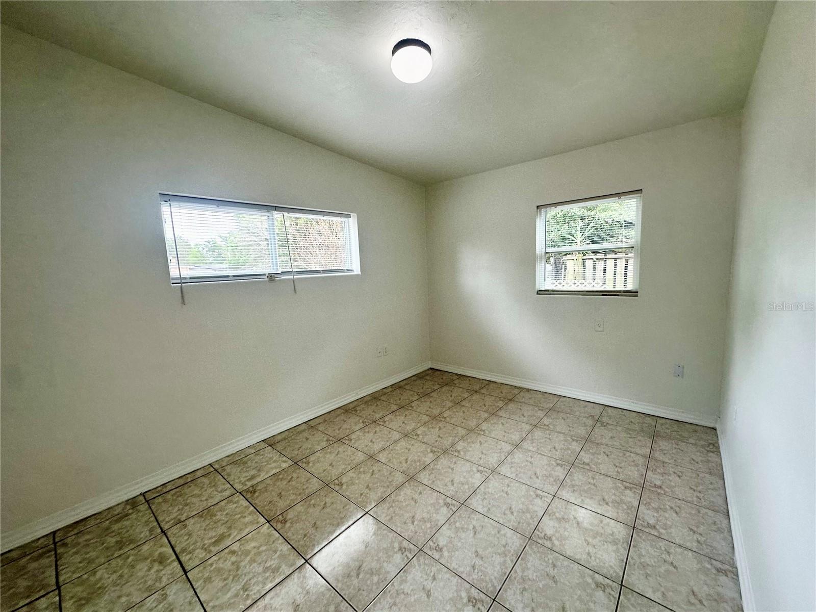 Image 10 of 13 For 1624 Queensway Road