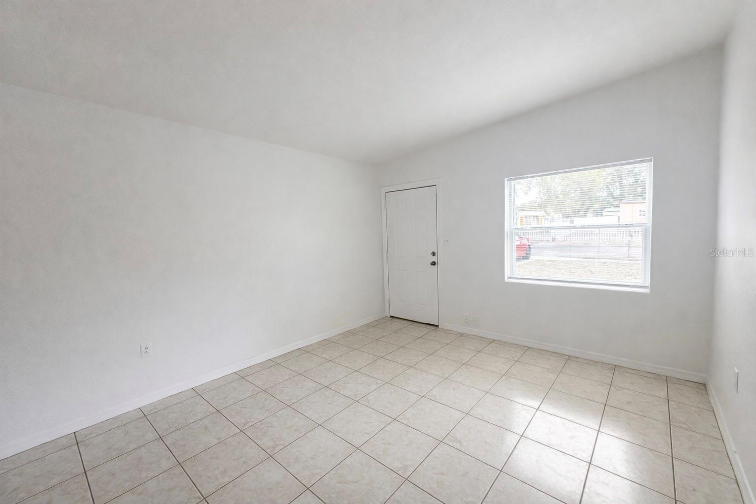 Image 3 of 13 For 1624 Queensway Road