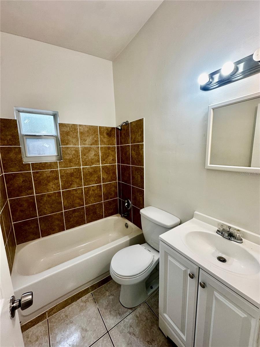 Image 7 of 13 For 1624 Queensway Road