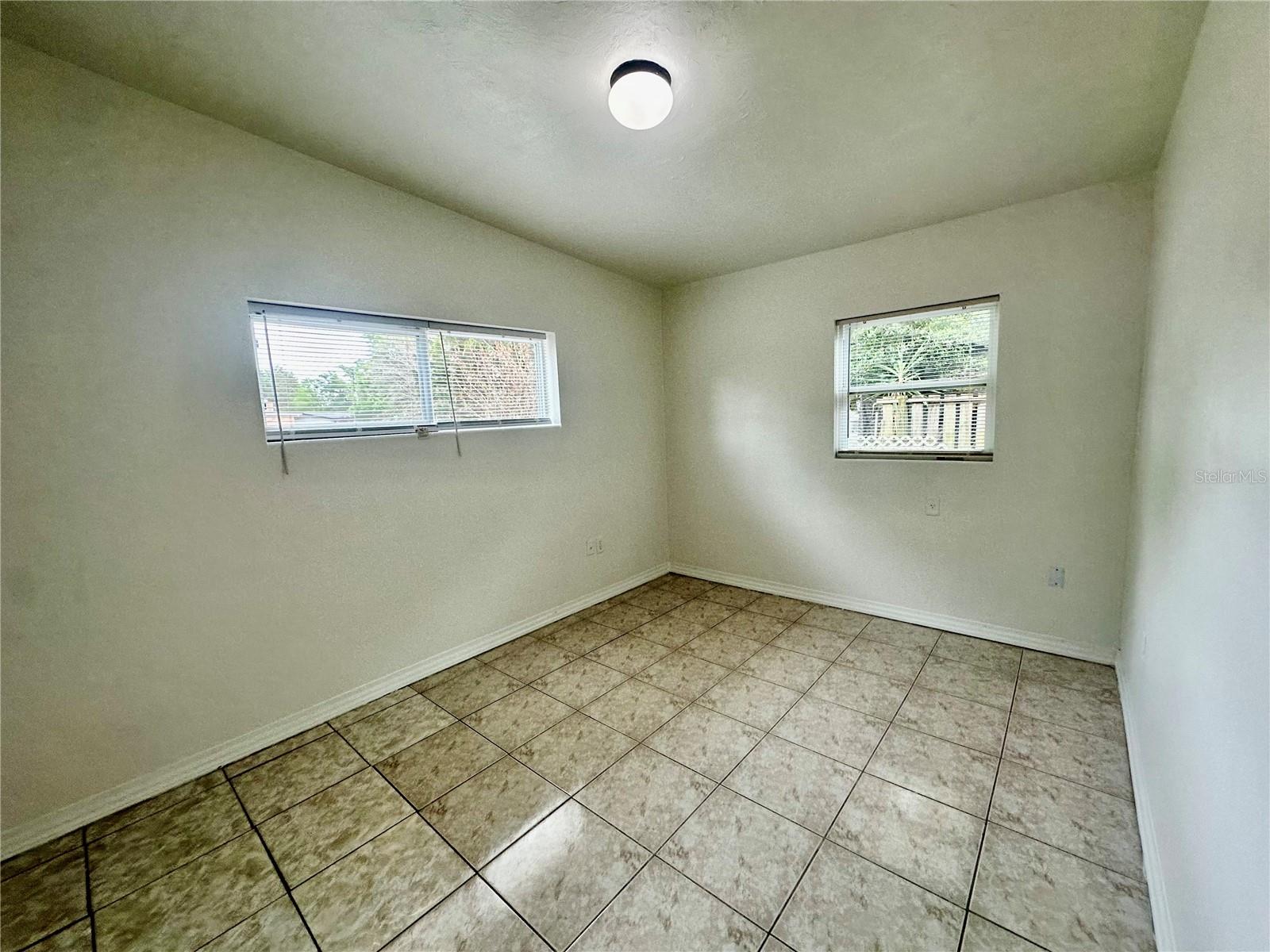 Image 8 of 13 For 1624 Queensway Road