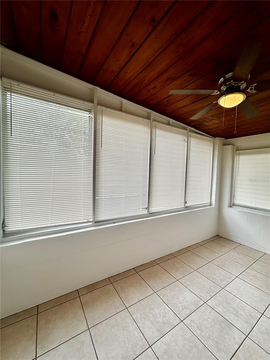 Image 9 of 13 For 1624 Queensway Road