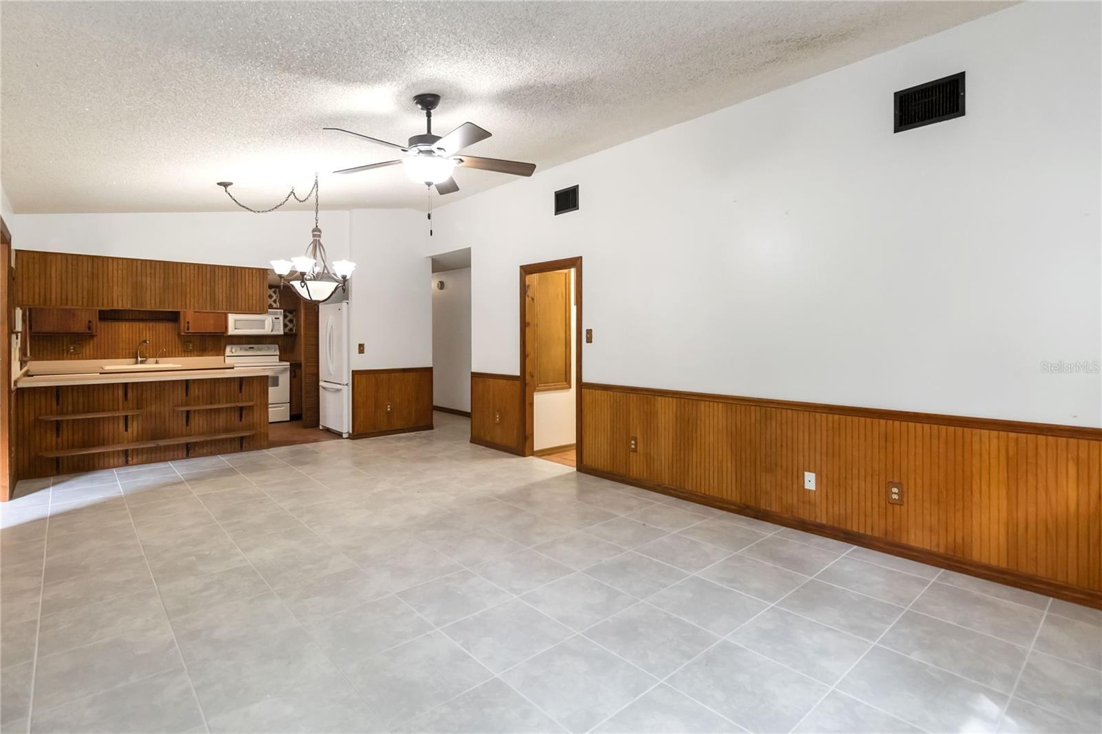 Listing photo id 10 for 9410 7th Avenue