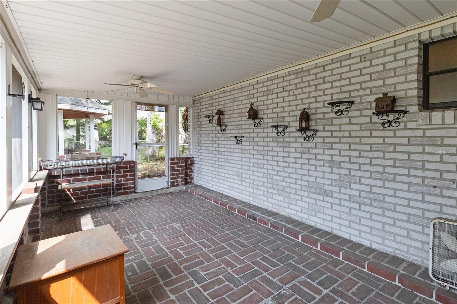 Listing photo id 13 for 9410 7th Avenue