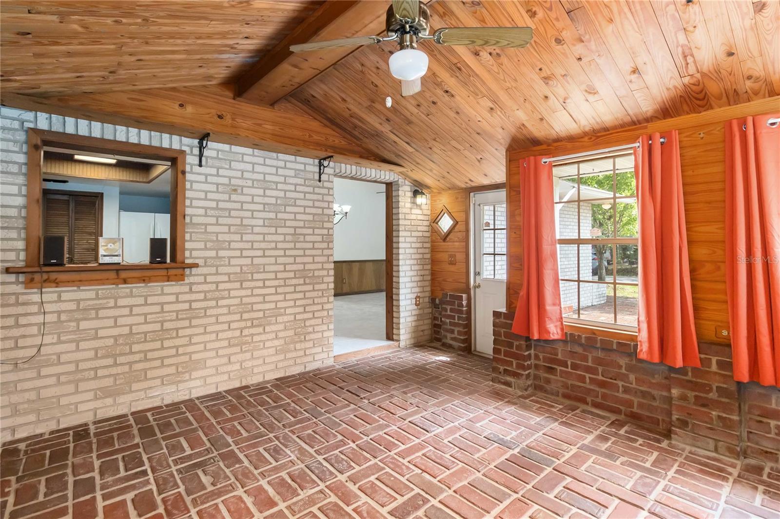 Listing photo id 16 for 9410 7th Avenue