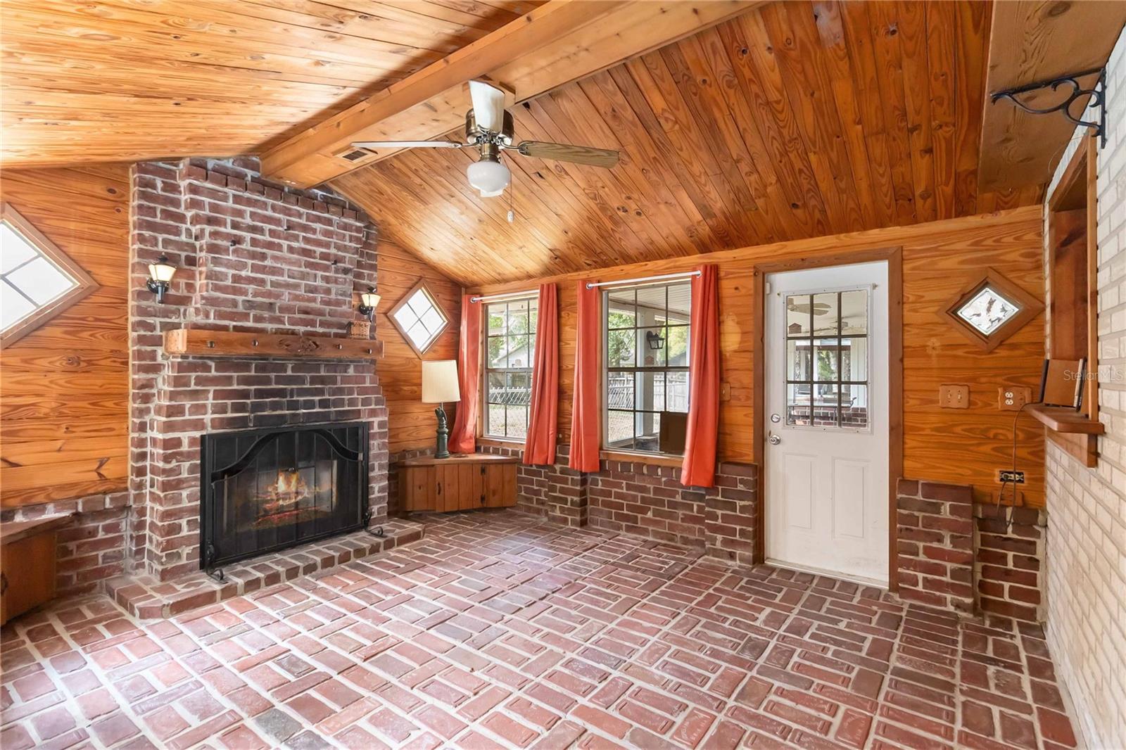 Listing photo id 22 for 9410 7th Avenue