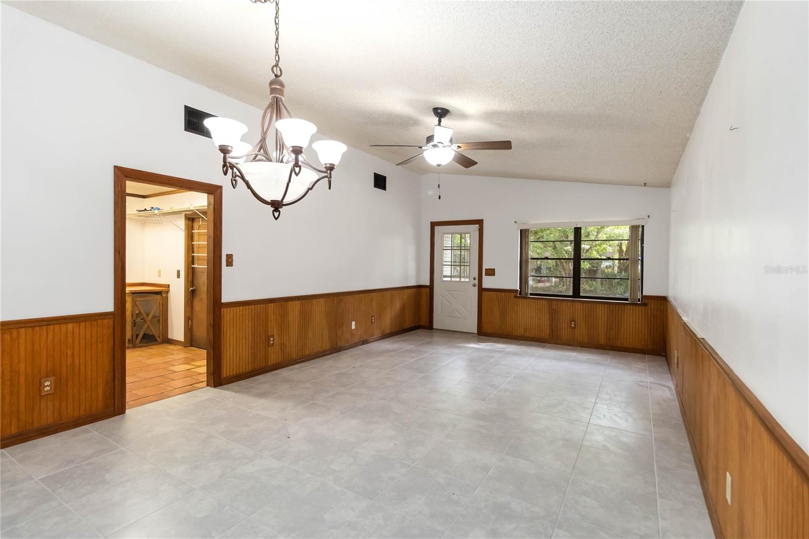 Listing photo id 31 for 9410 7th Avenue