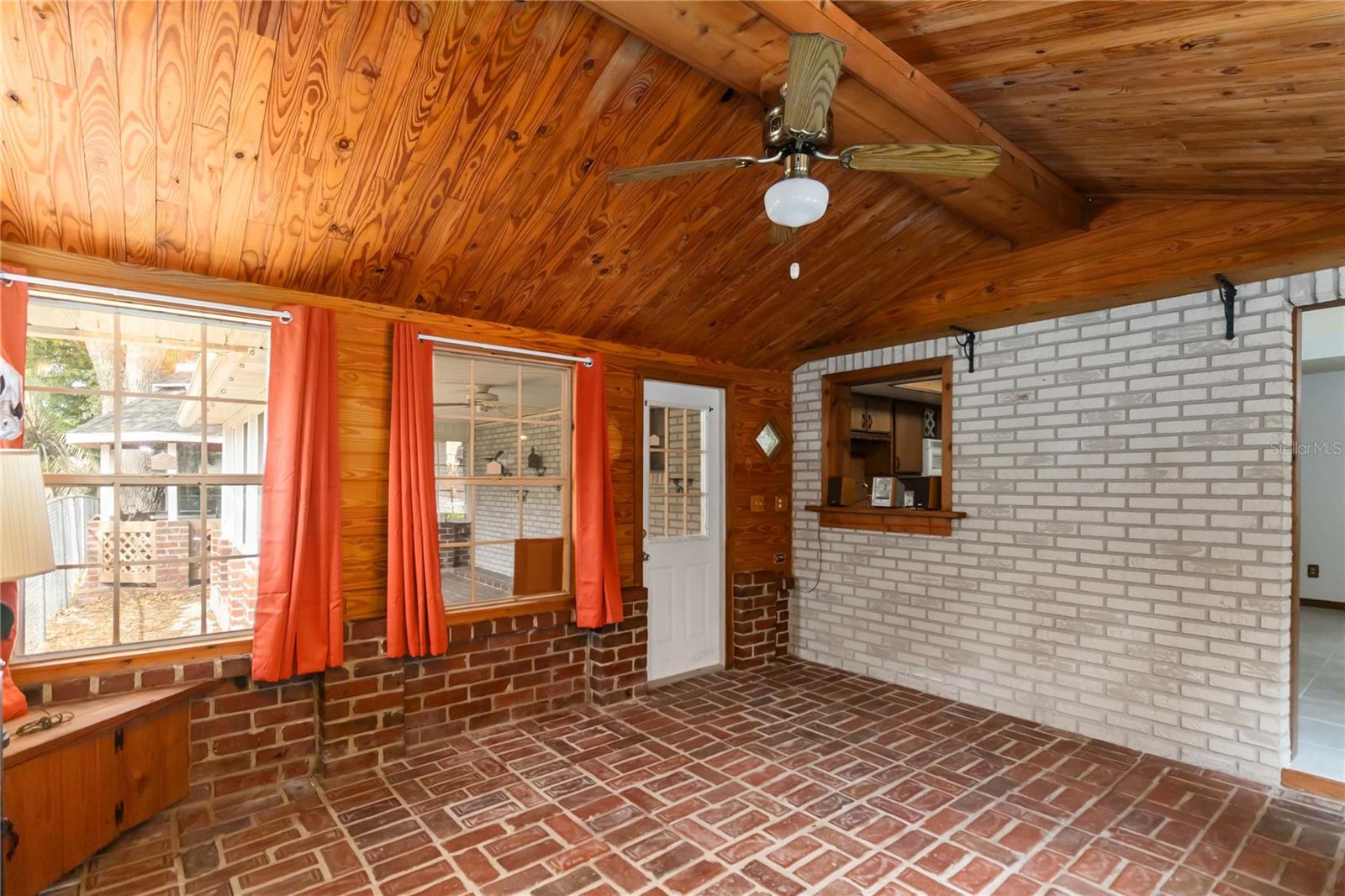 Listing photo id 7 for 9410 7th Avenue