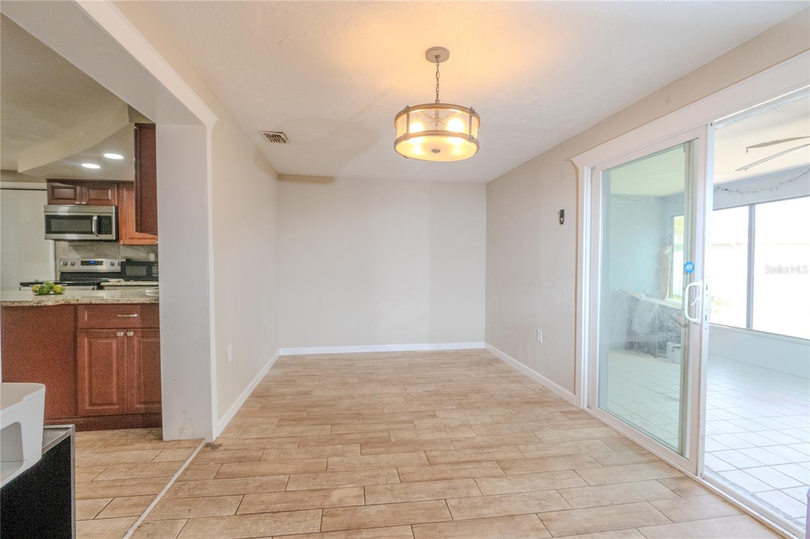 Image 16 of 23 For 1050 Deal Lane