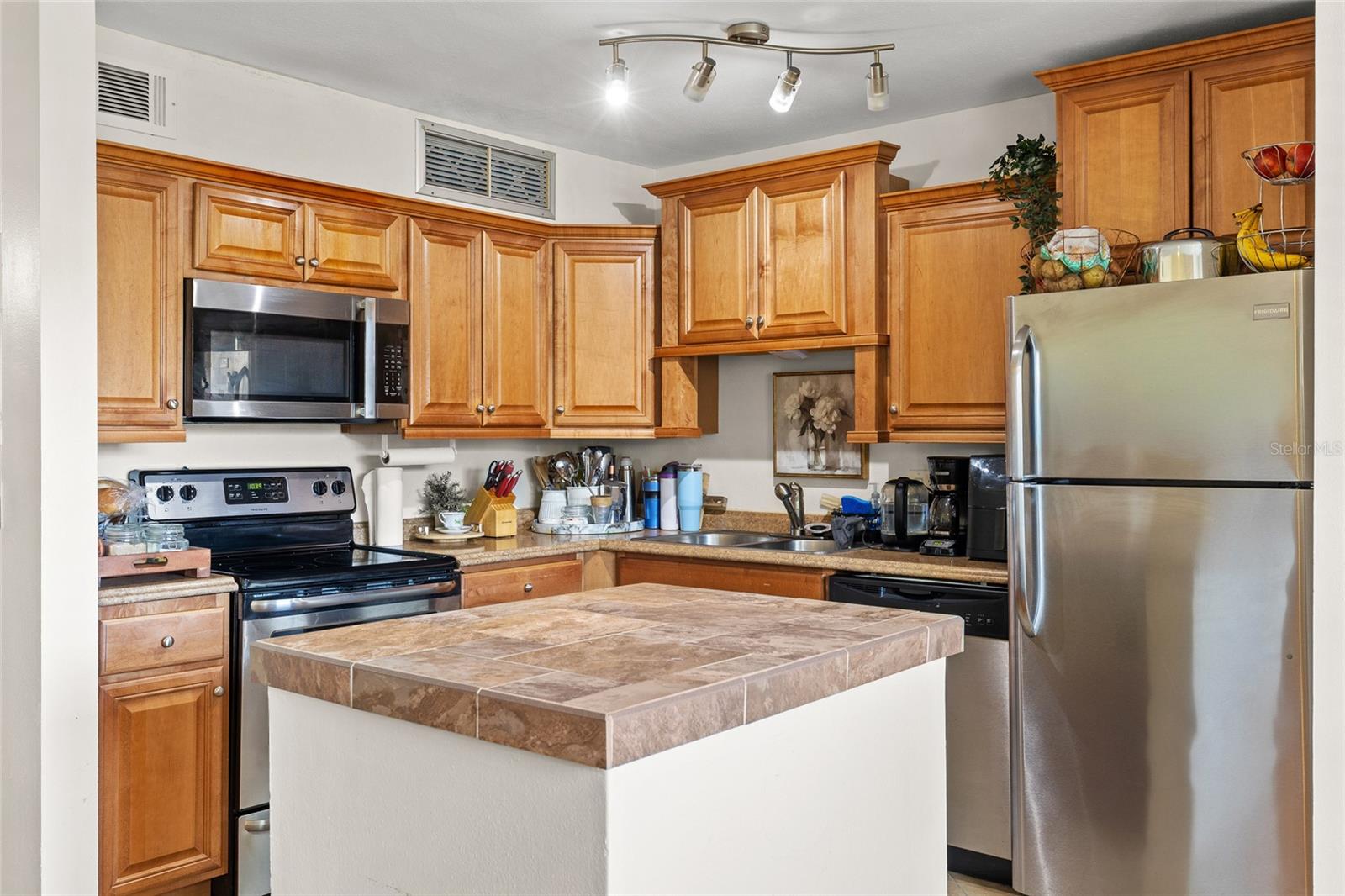 Image 11 of 28 For 320 Black Oak Court 208