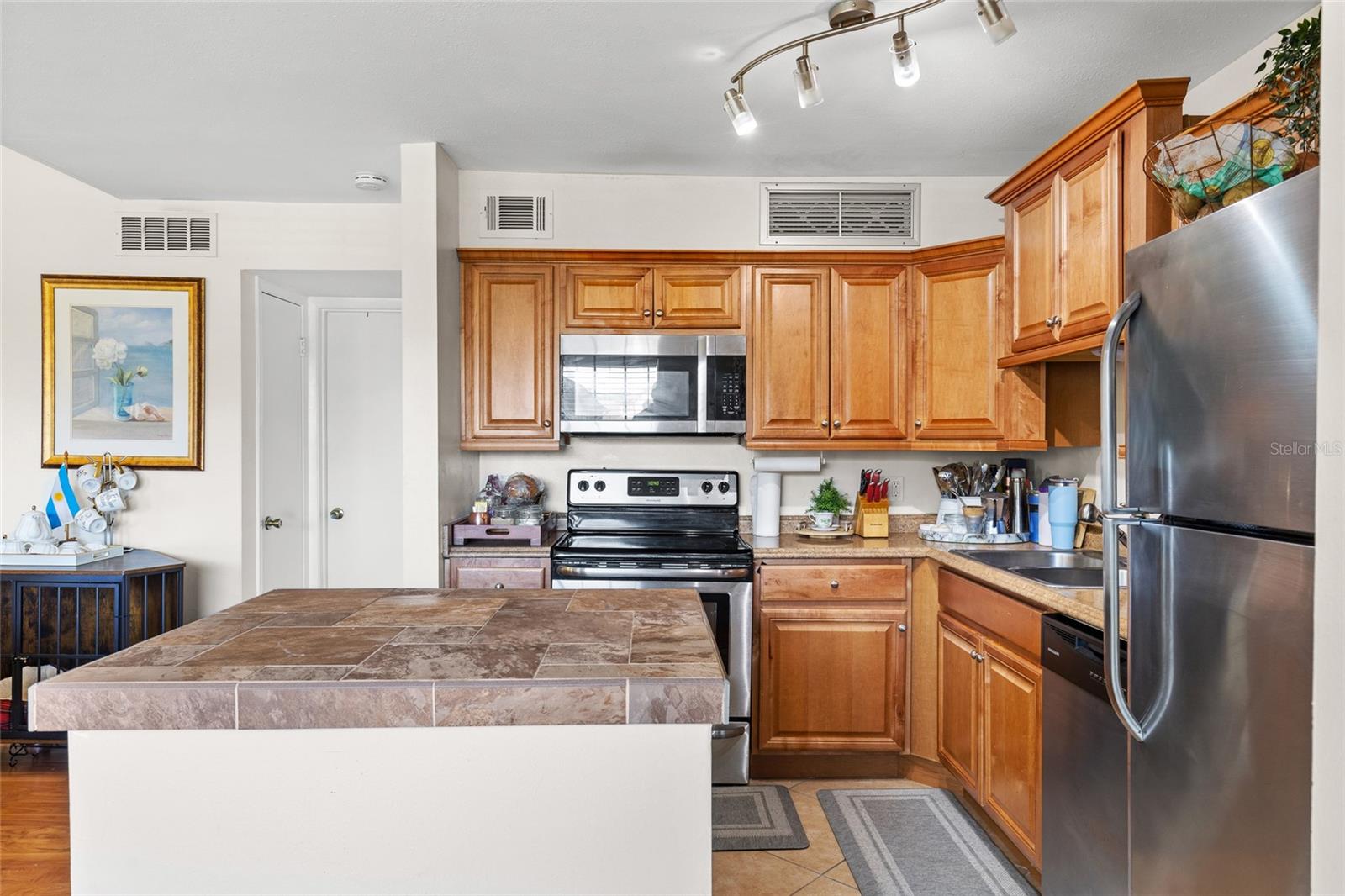 Image 12 of 28 For 320 Black Oak Court 208