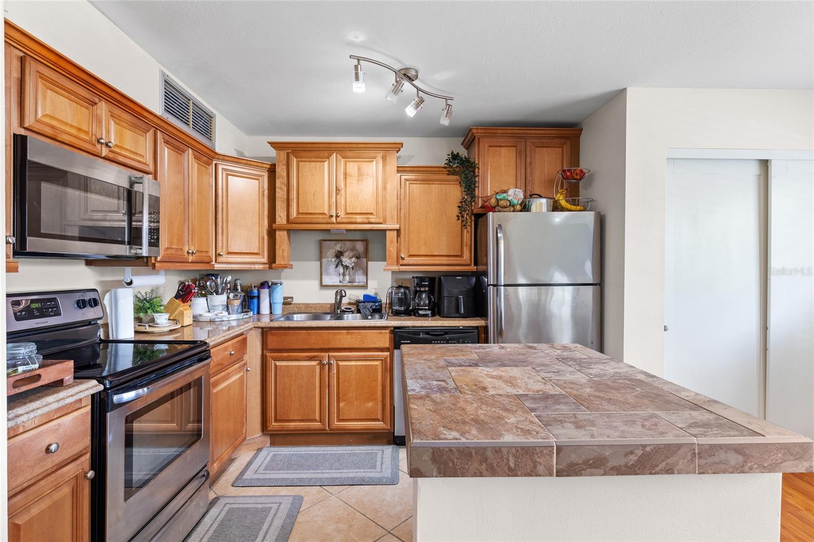 Image 13 of 28 For 320 Black Oak Court 208