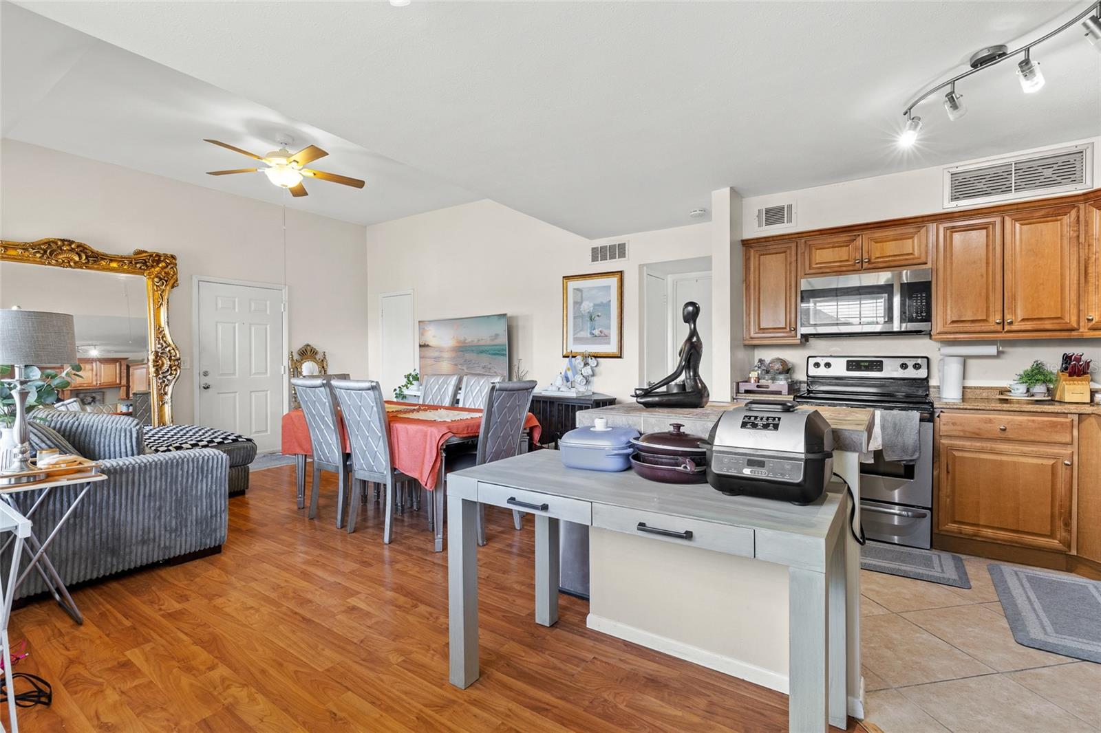 Image 9 of 28 For 320 Black Oak Court 208