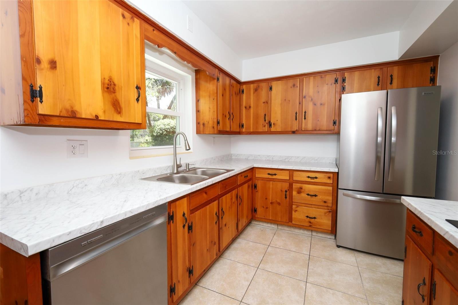 Image 12 of 39 For 627 Anderson Street