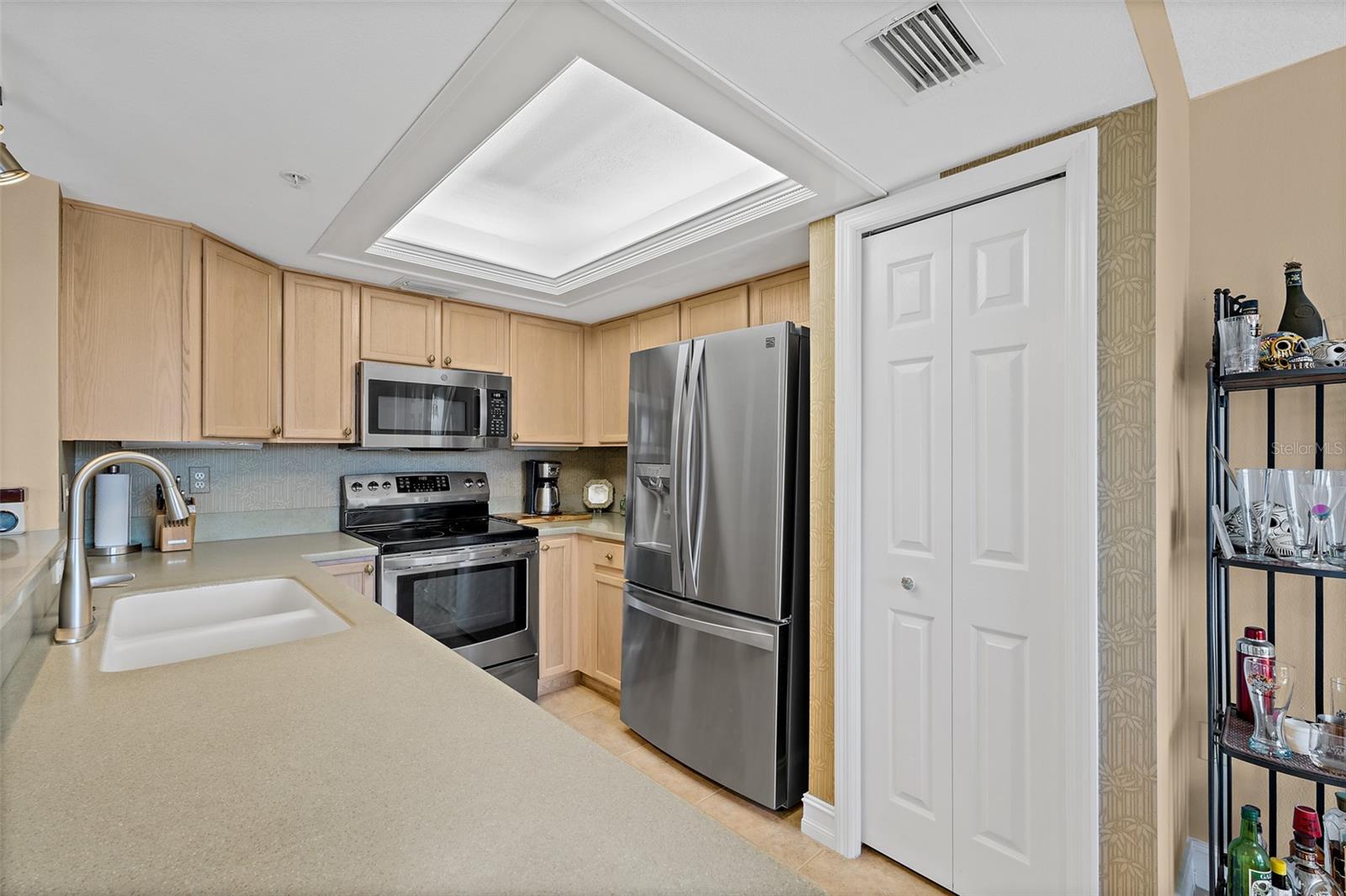 Image 8 of 46 For 8472 Ridgewood Avenue 201