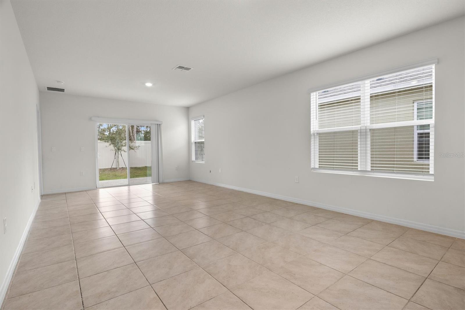 Image 8 of 26 For 1038 Victoria Parc Avenue