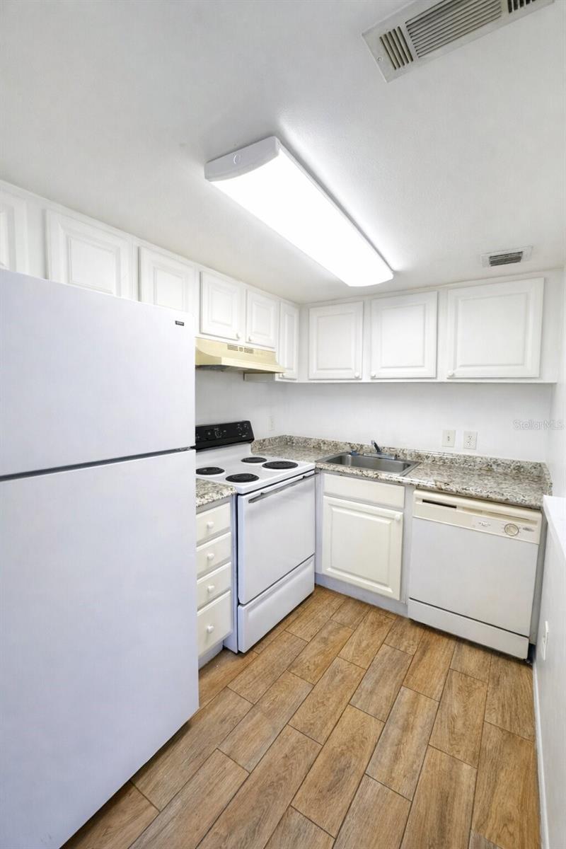 Image 5 of 14 For 2505 Alafaya Trail 8