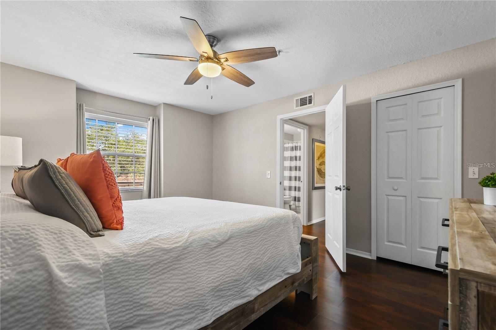 Image 11 of 22 For 13917 Fairway Island Drive 922