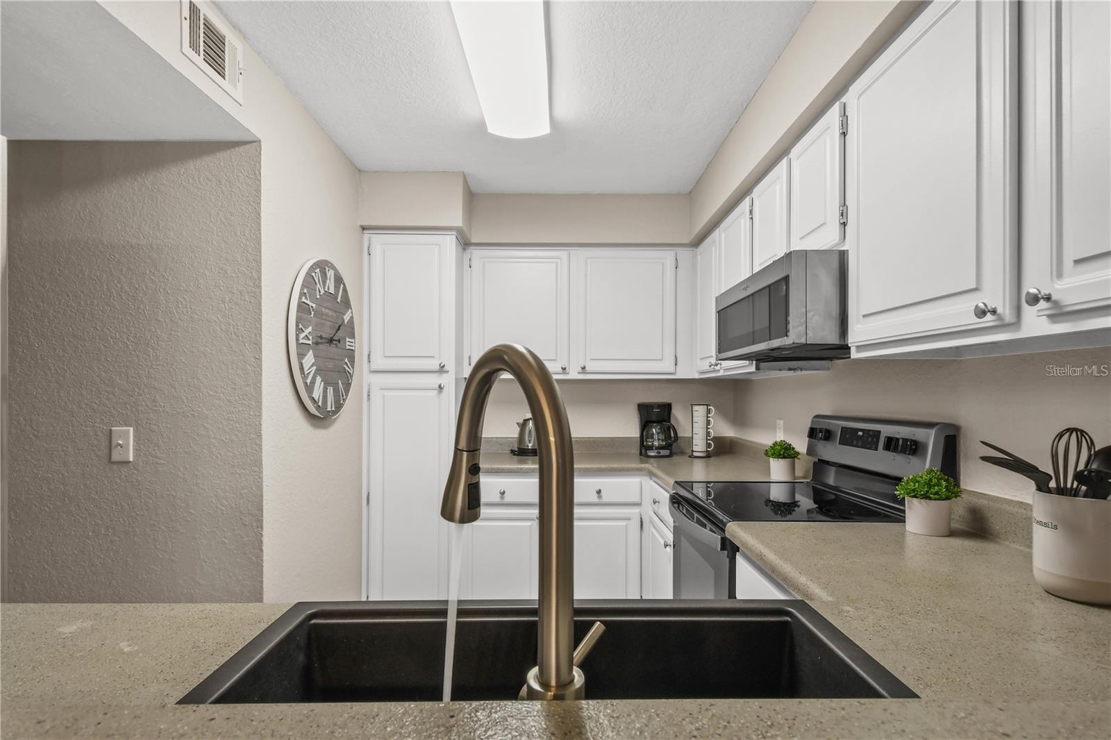 Image 4 of 22 For 13917 Fairway Island Drive 922