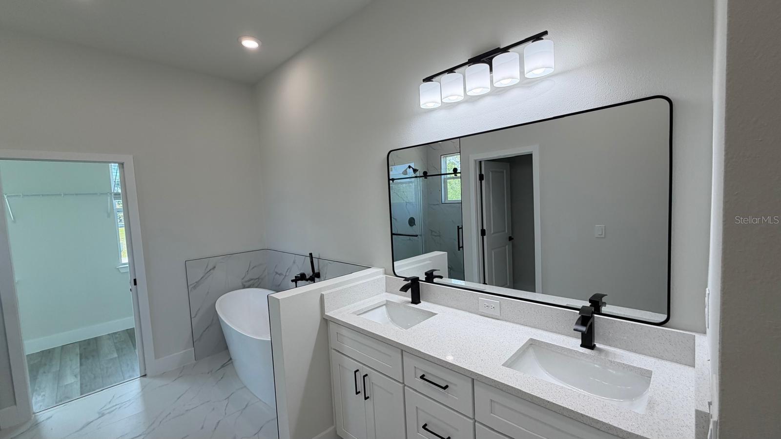 Listing photo id 17 for 13222 Irwin Drive