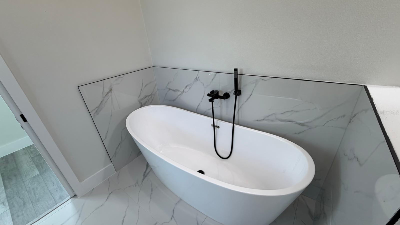 Listing photo id 19 for 13222 Irwin Drive