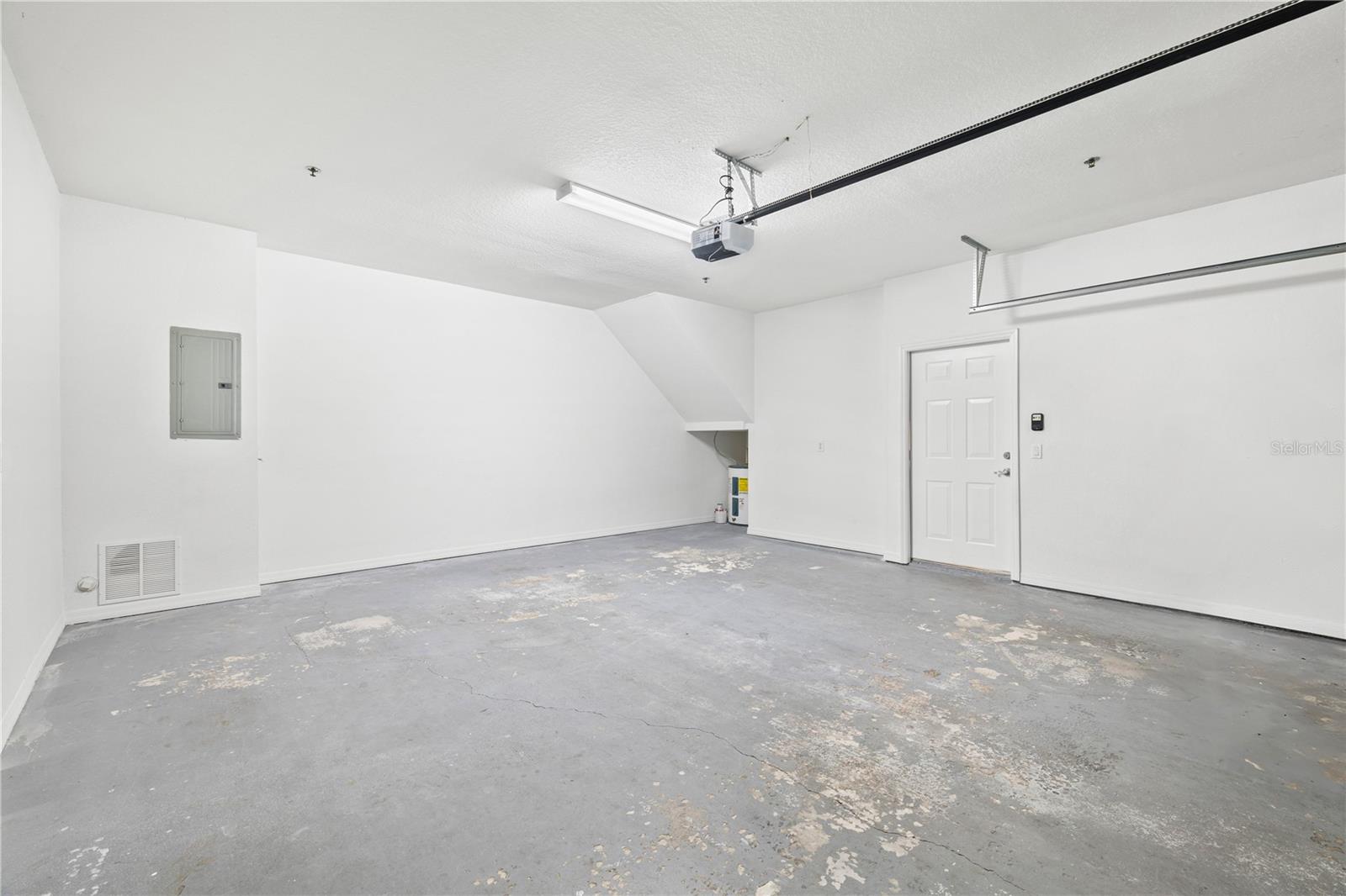 Image 7 of 55 For 2532 Grand Central Parkway 6