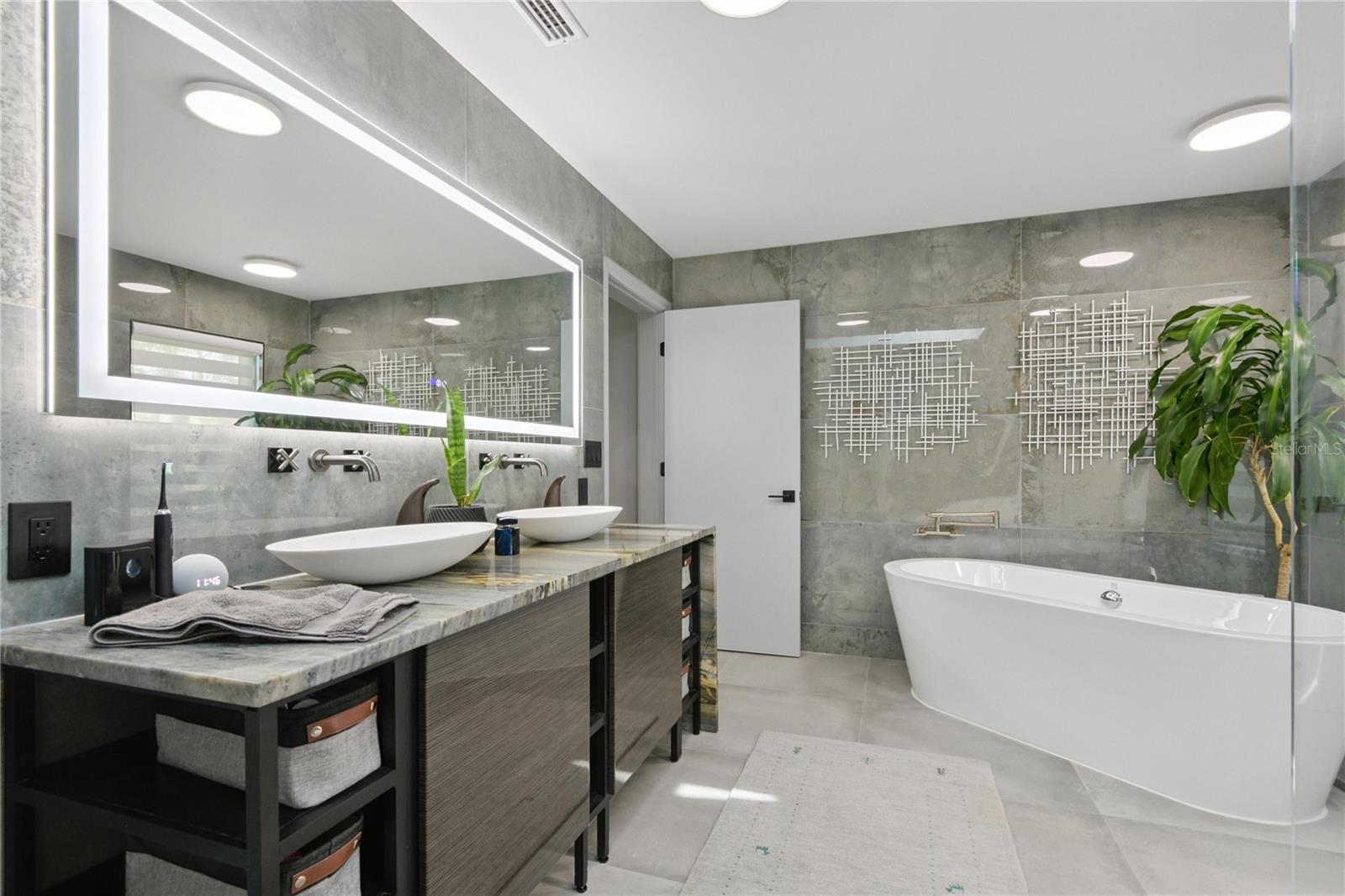 Image 26 of 82 For 1851 Royal Oak Place E