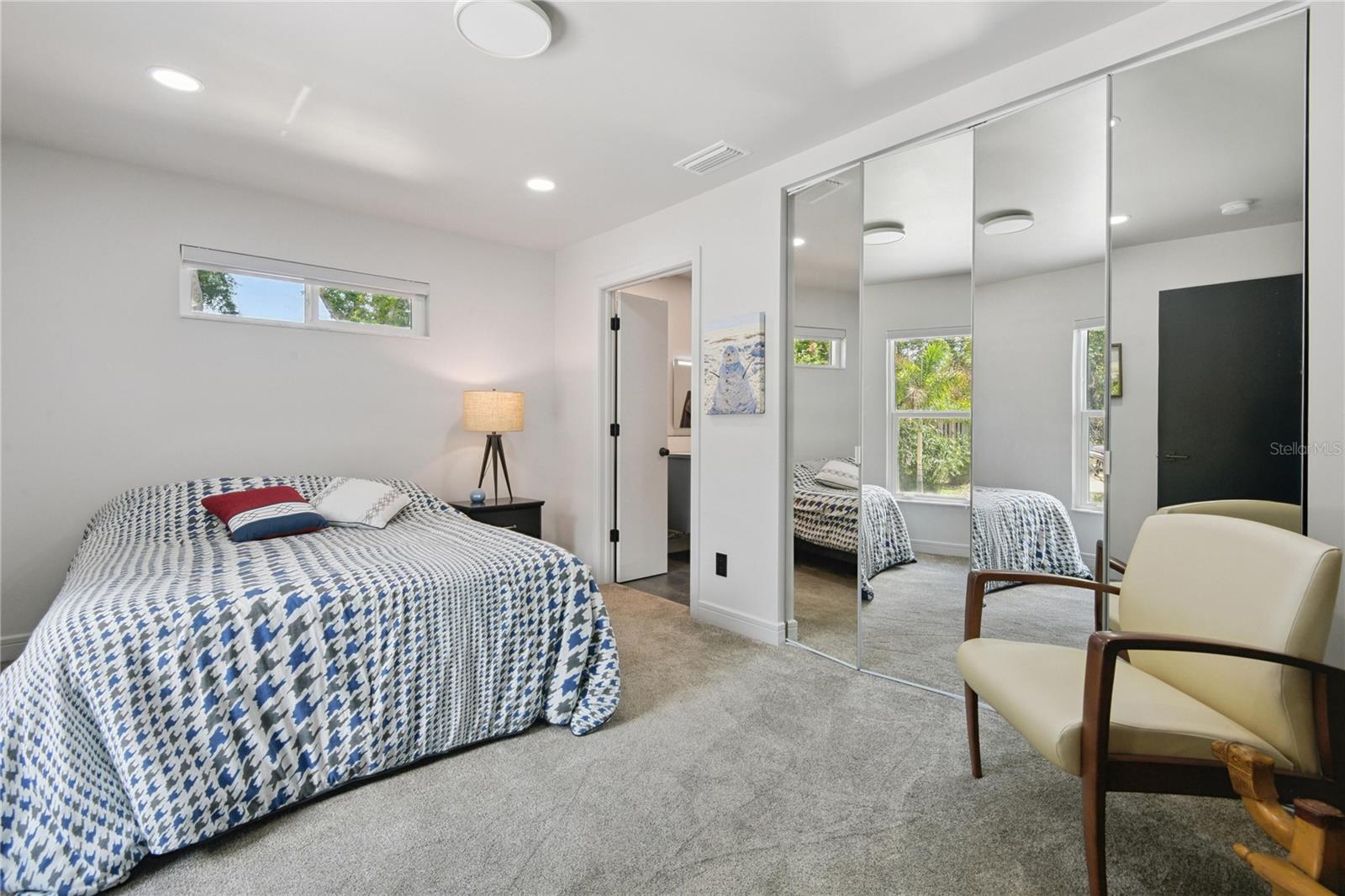 Image 29 of 82 For 1851 Royal Oak Place E