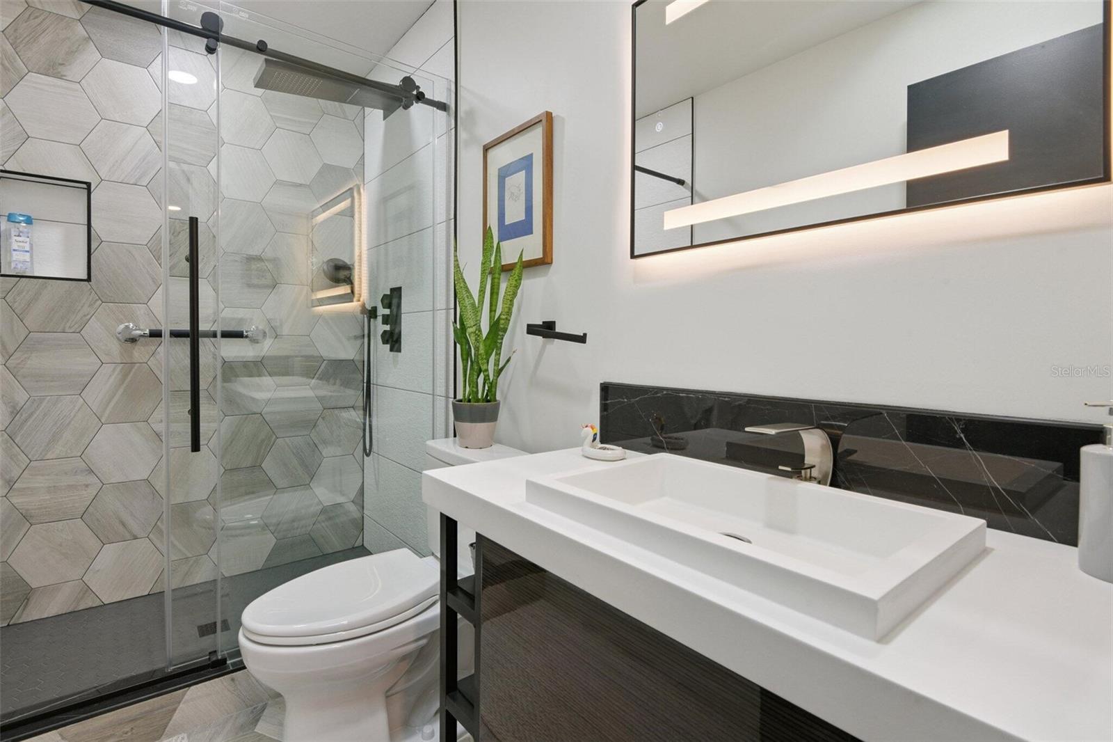 Image 33 of 82 For 1851 Royal Oak Place E