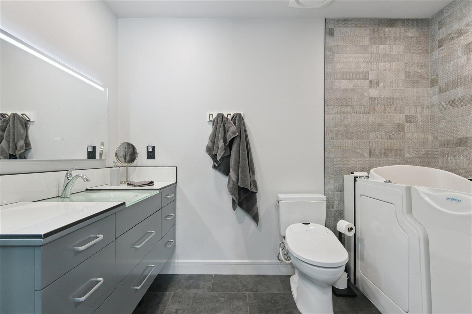 Image 36 of 82 For 1851 Royal Oak Place E