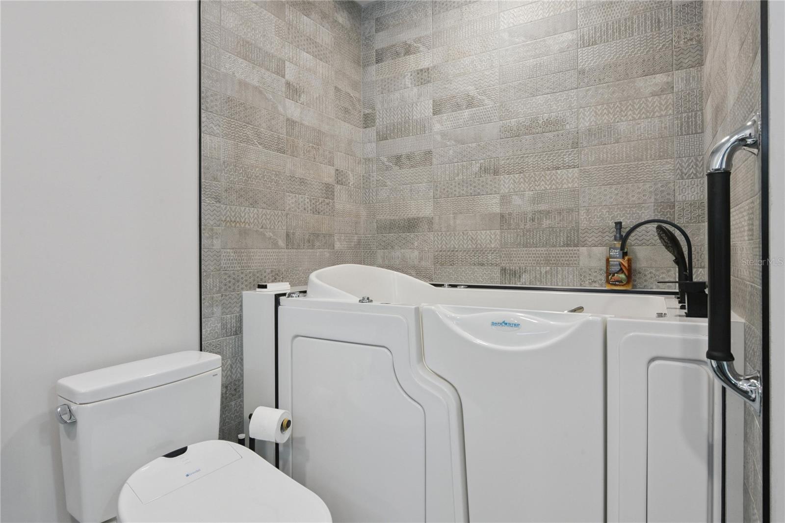 Image 37 of 82 For 1851 Royal Oak Place E