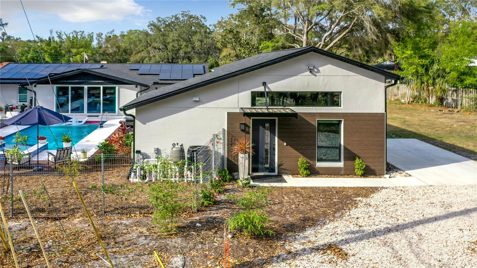 Image 43 of 82 For 1851 Royal Oak Place E