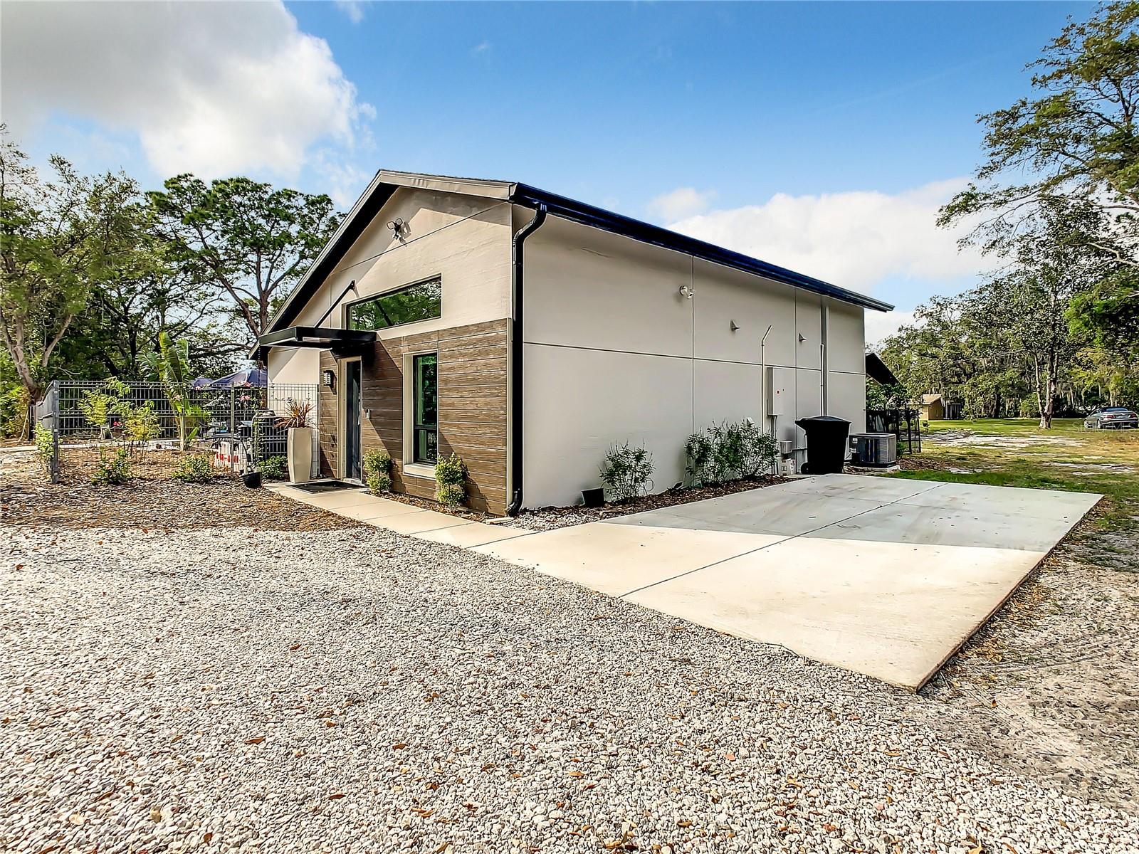 Image 45 of 82 For 1851 Royal Oak Place E