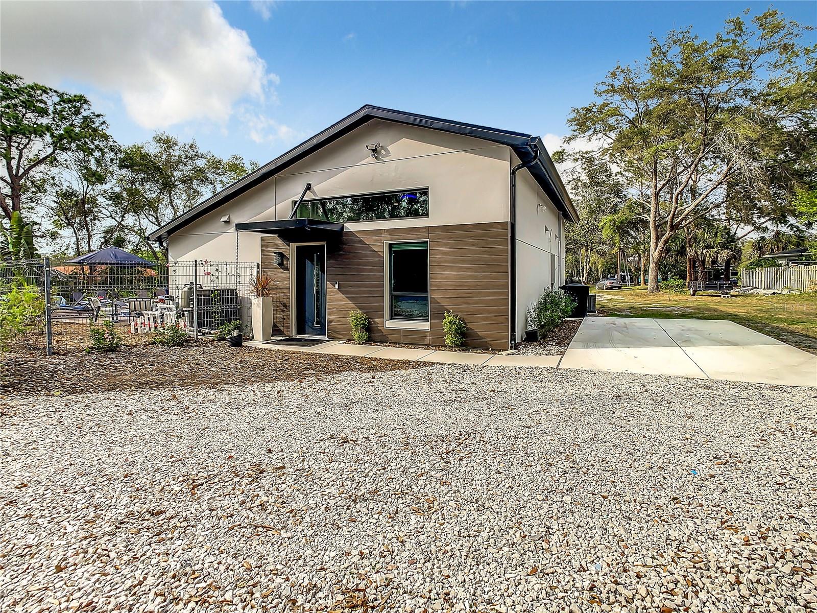 Image 46 of 82 For 1851 Royal Oak Place E