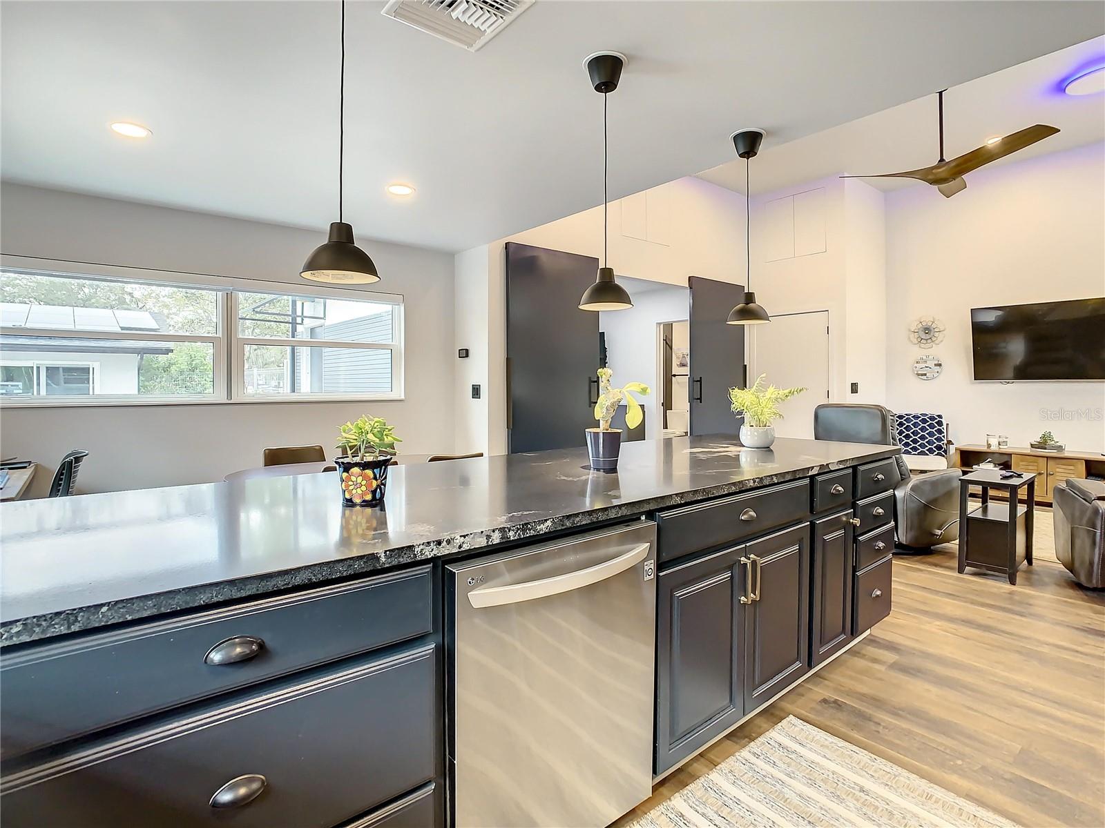 Image 51 of 82 For 1851 Royal Oak Place E