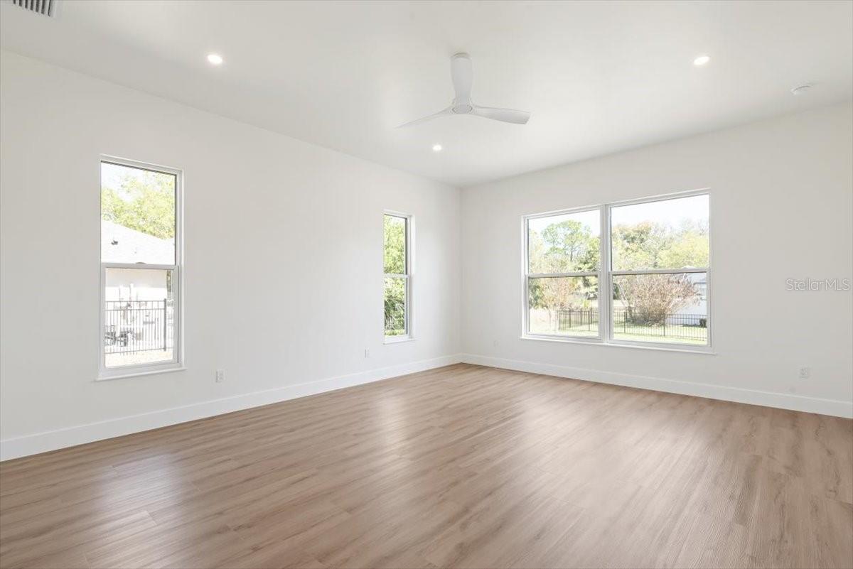 Image 31 of 66 For 13 Old Oak Drive N