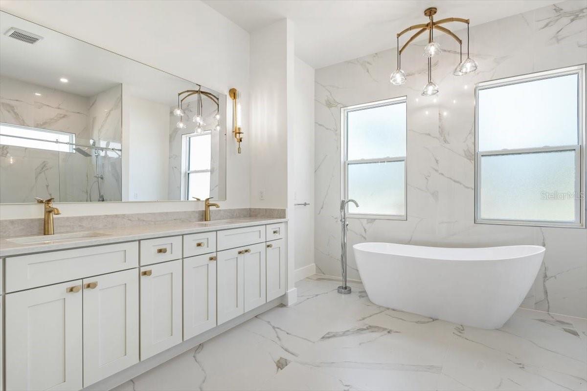 Image 33 of 66 For 13 Old Oak Drive N